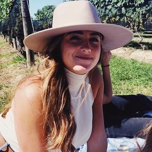 Meet your Posher, Danielle